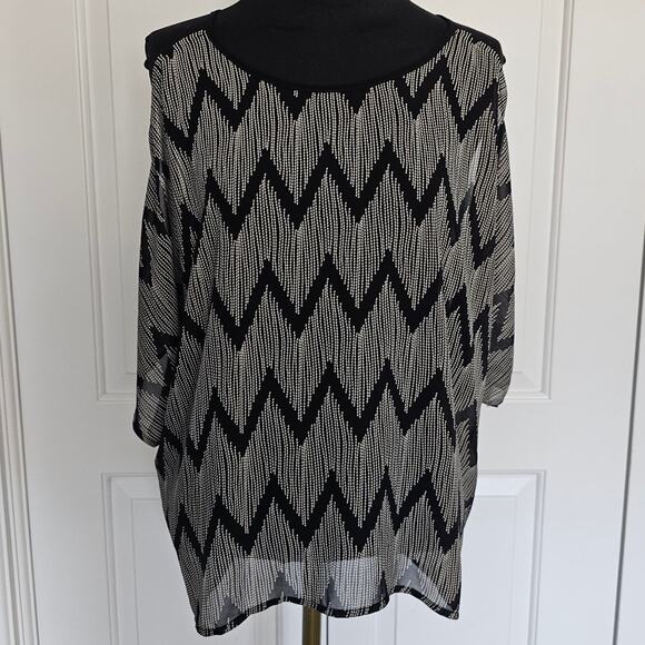 EUC Ya Los Angeles Women's Black Silk Blend Zig Zag Print Blouse Top L - Picture 1 of 7